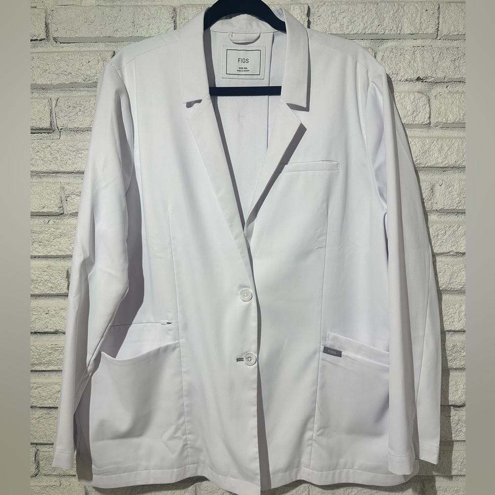 Figs Women's Bellevue Short Lab Coat
